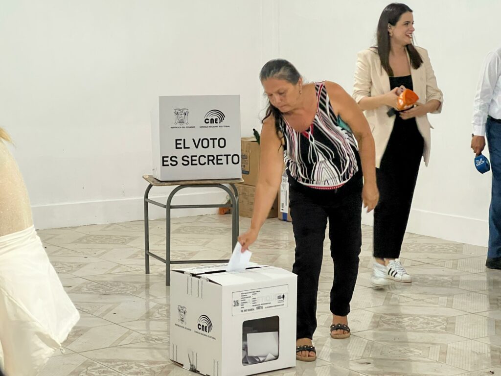 El proceso electoral se da con normalidad en la junta número 4 de la unidad educativa Carlos Pomerio Zambrano, de Canuto.
