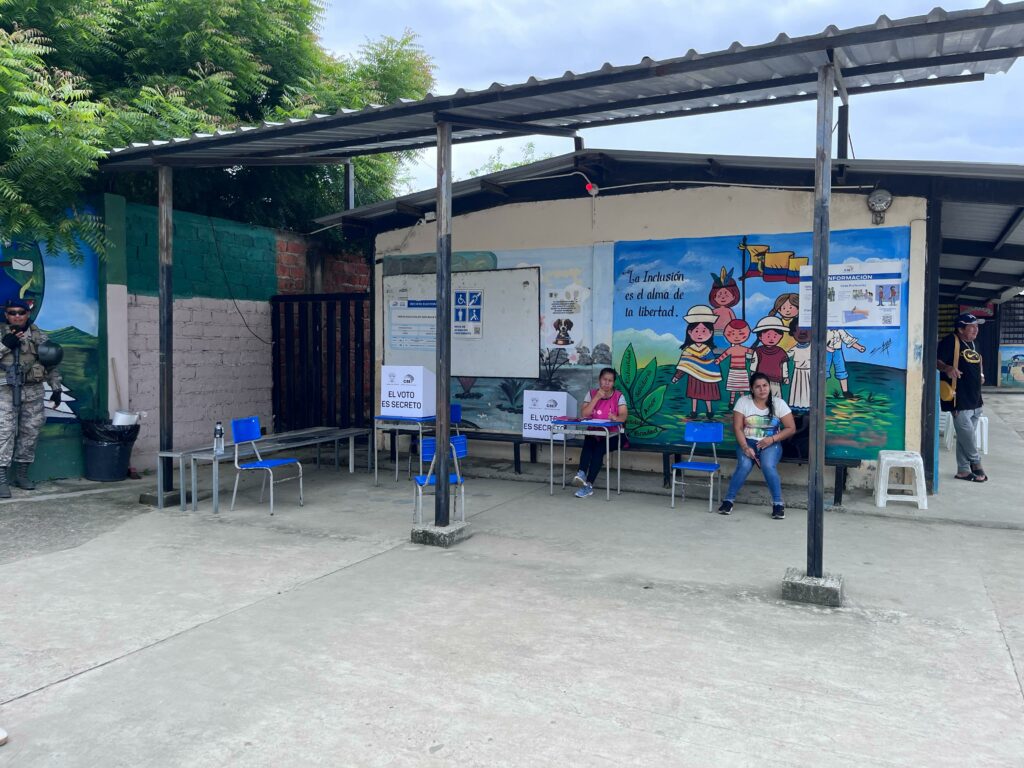 Desde las 07:00 del 13 de abril de 2025, cientos de ciudadanos comenzaron a votar en la Unidad Educativa Dr. José María Egas, en Manta,