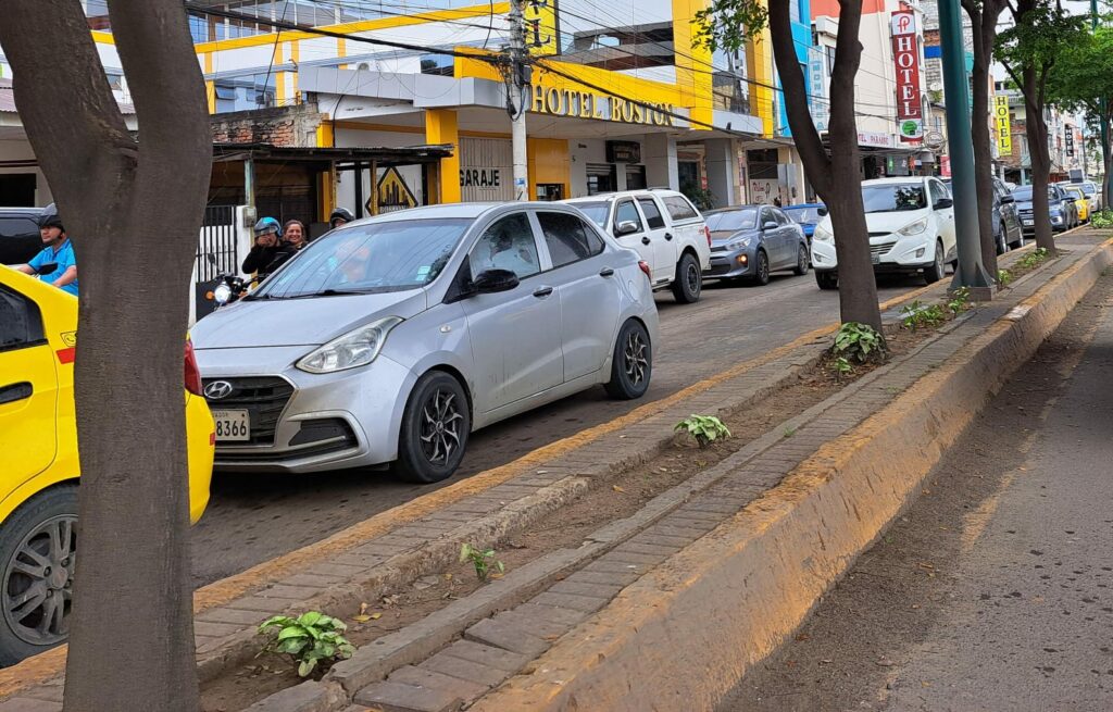 Caos vehicular afecta avenida 15 de Abril en Portoviejo durante jornada electoral