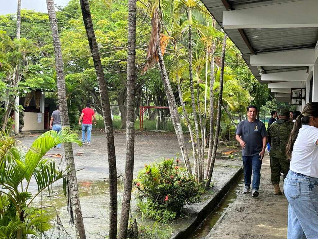 En la Unidad Educativa Rotaria no hubo aglomeración de votantes.