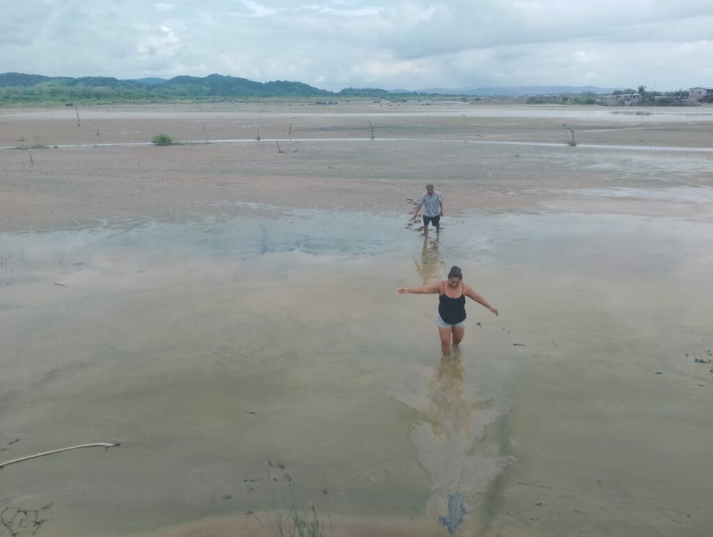 Patricia Muñoz y Joaquín Castro intentan caminar por la zona donde estuvieron las minas de sal y ahora es solo una inmensa pampa