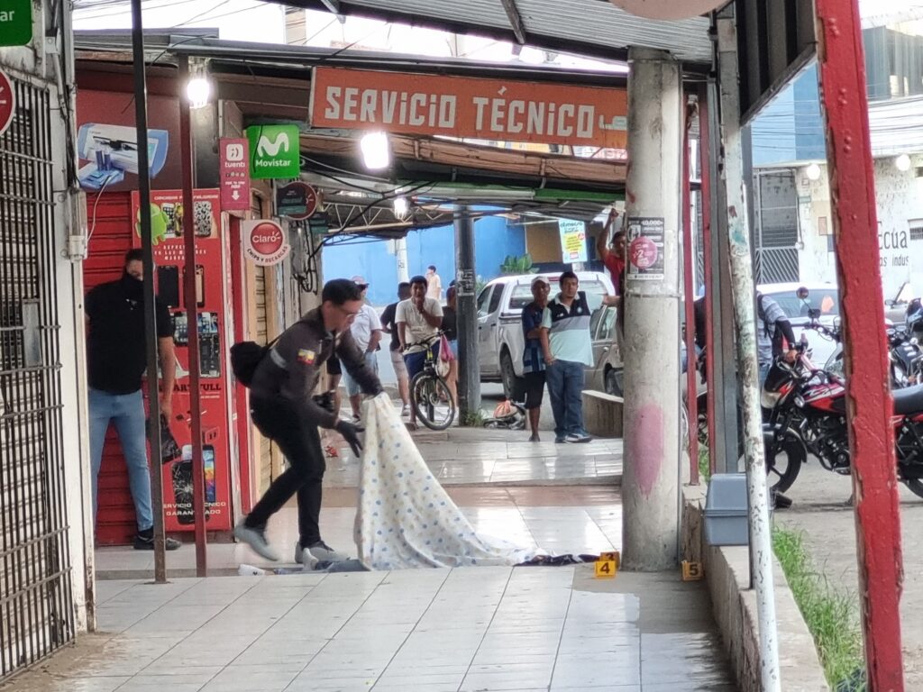 Brutal asesinato en Manta: Comerciante acribillado en centro comercial La Bahía