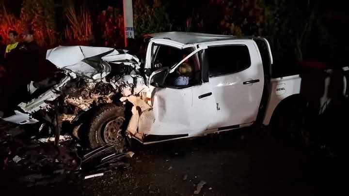 Tres personas fallecen en choque frontal entre camionetas en Muisne, Esmeraldas