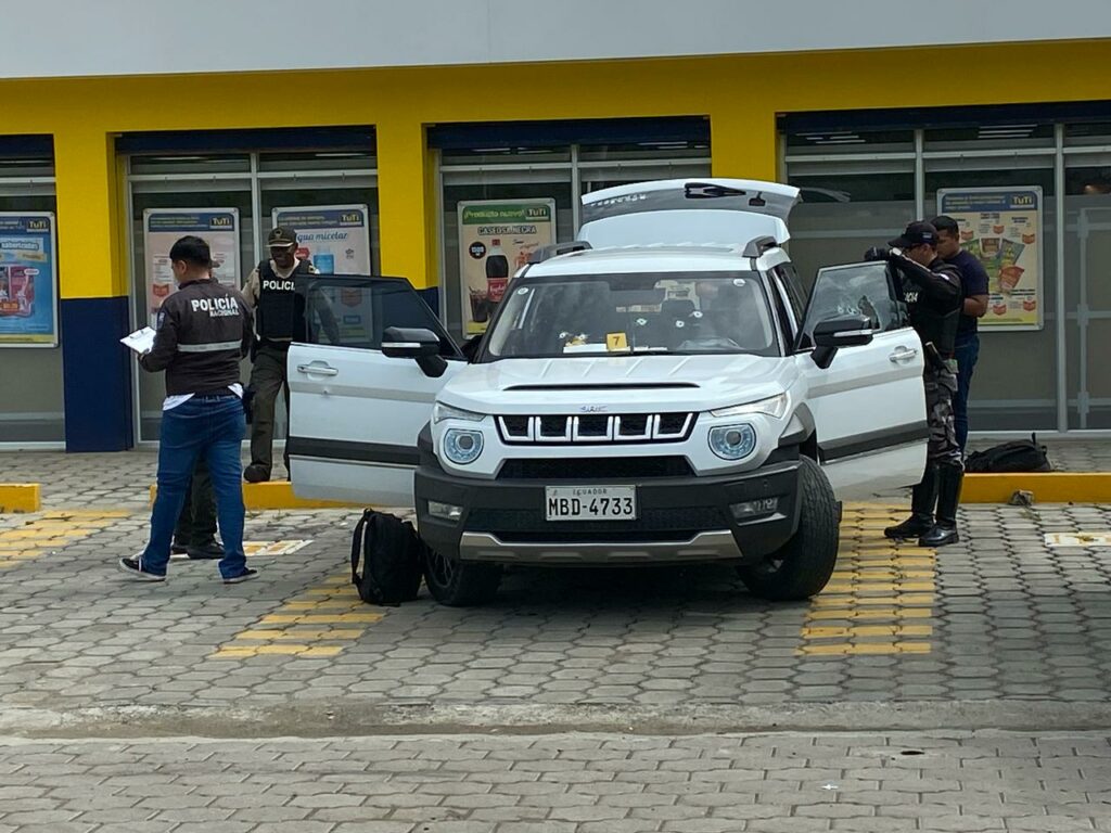 Montecristi: crimen a tiros en parqueadero de supermercado deja una víctima fatal