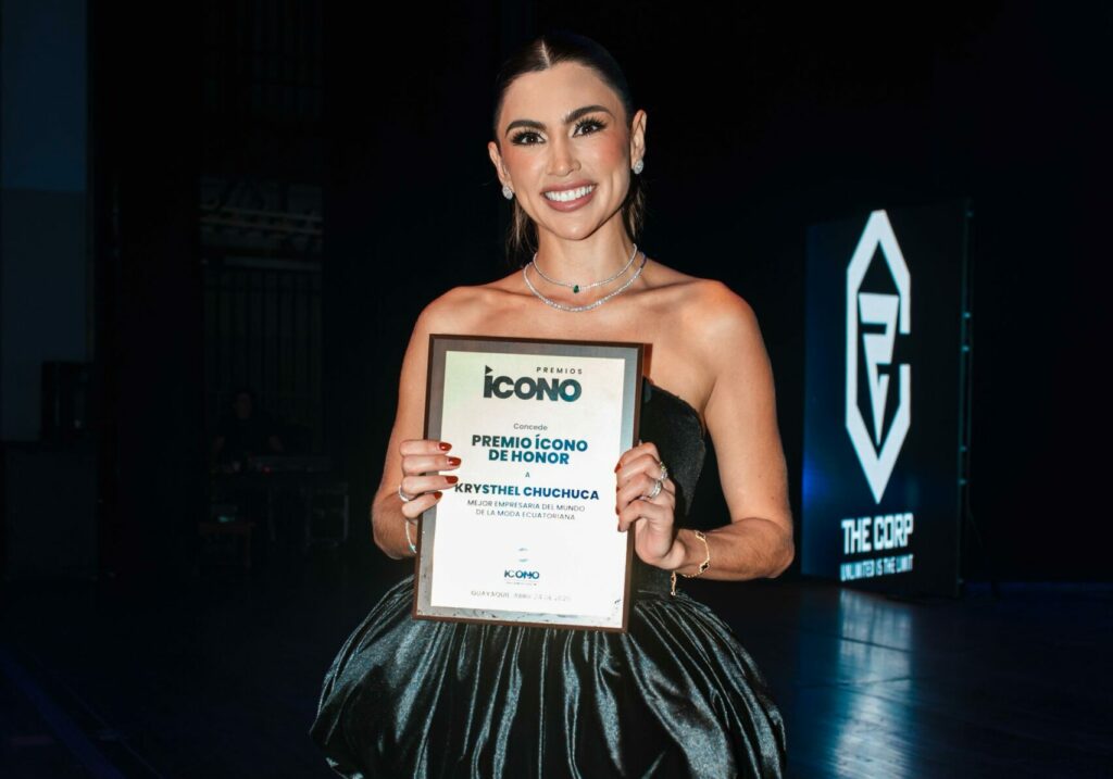 De las telas al escenario: Krysthel Chuchuca brilla como mejor empresaria de moda