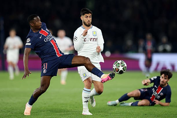 Willian Pacho fue titular en duelo del PSG ante Aston Villa