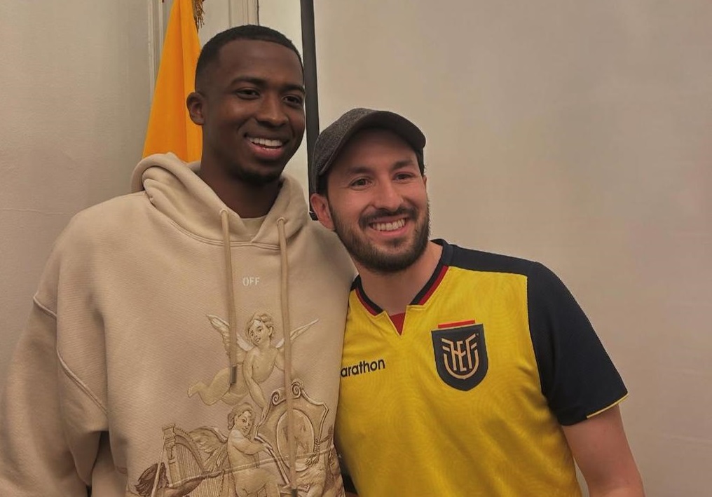 Willian Pacho se fotografió con los hinchas que asistieron al evento.
