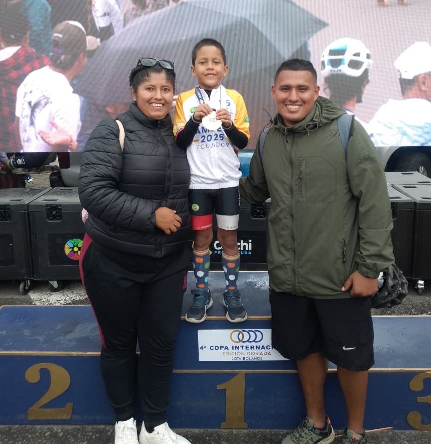 Xavier Quinto posa con su medalla de oro junto a los entrenadores Gema Casanova y Christopher Gómez.