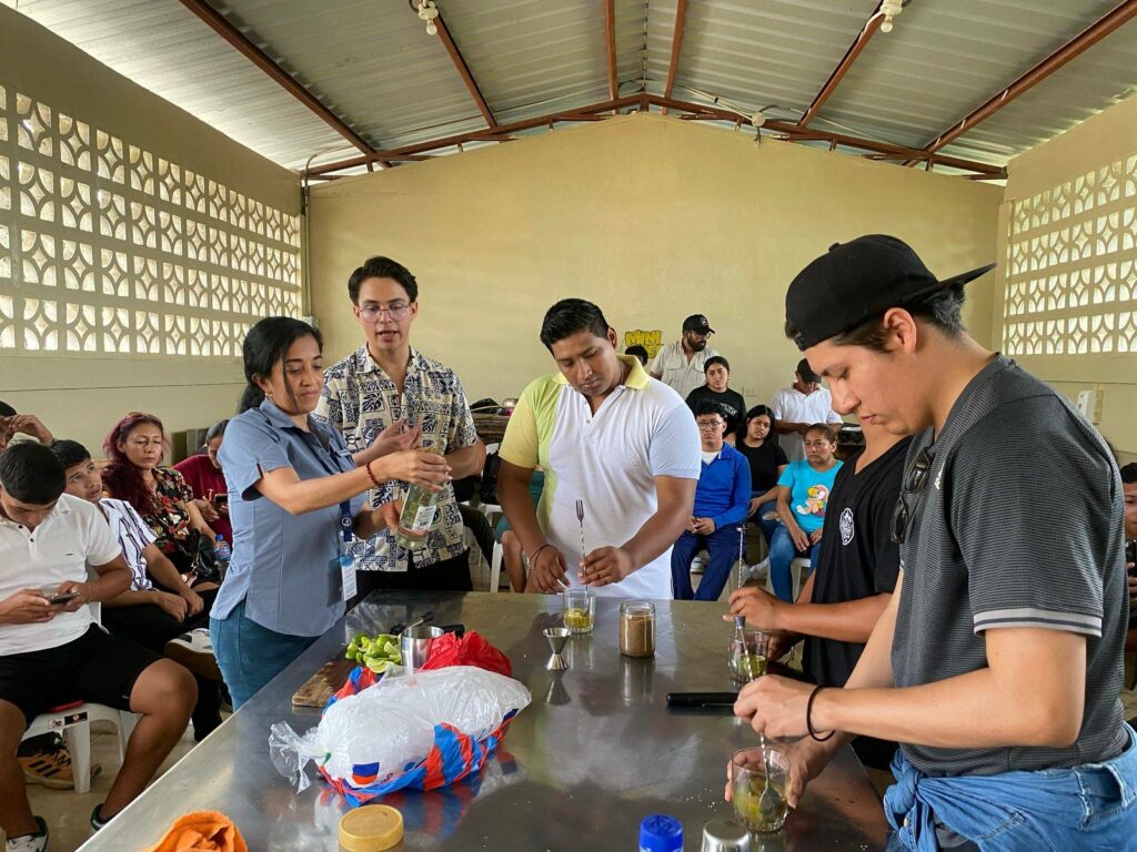 Curso de coctelería realizado en la parroquia Puerto Cayo, bajo los Proyectos Institucionales de vinculación de la ULEAM.