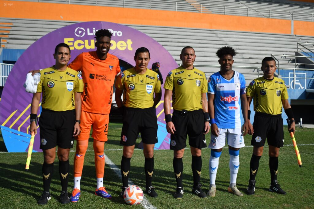 Terna arbitral a la que criticó el presidente del Manta FC Jaime Estrada.
