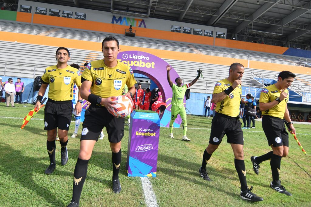 Árbitros de Liga Pro.
