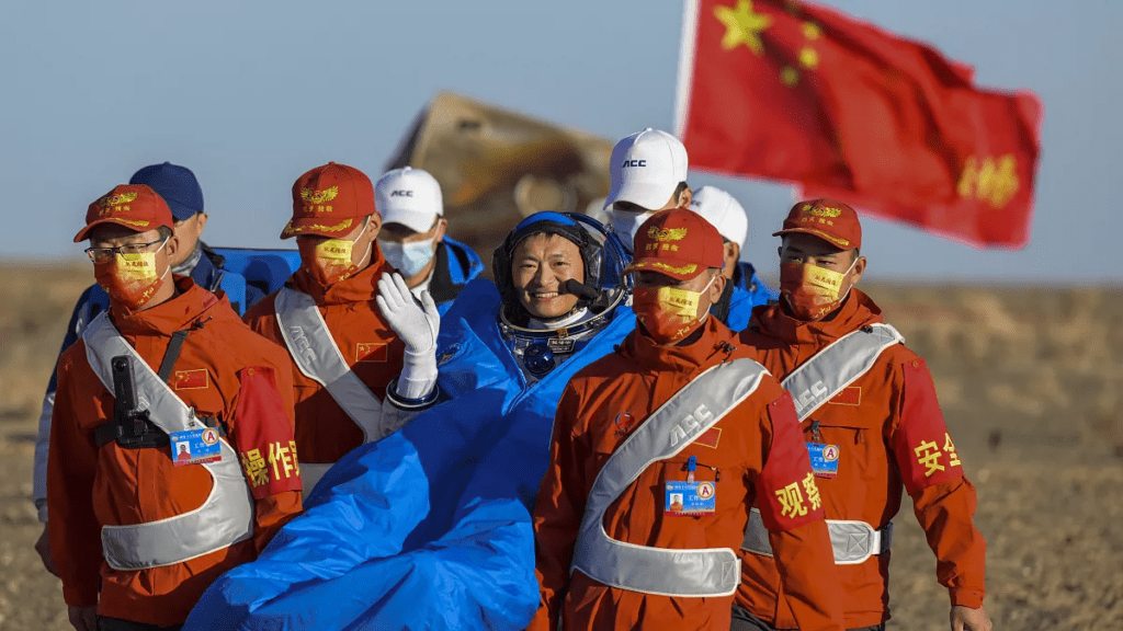 Regresan a la Tierra los tres astronautas chinos de la misión Shenzhou-19 tras seis meses en órbita