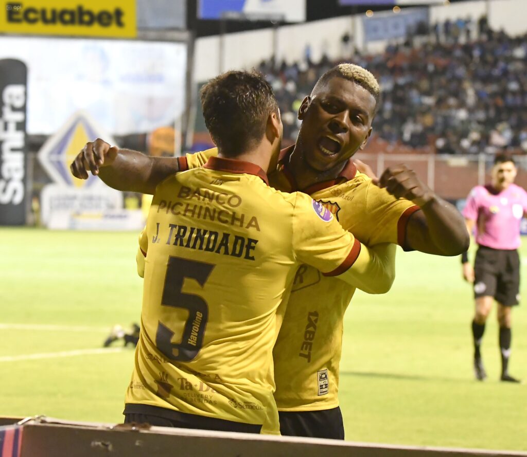 Gabriel Cortes, celebrando con Jesús Trindade un gol de Barcelona SC.