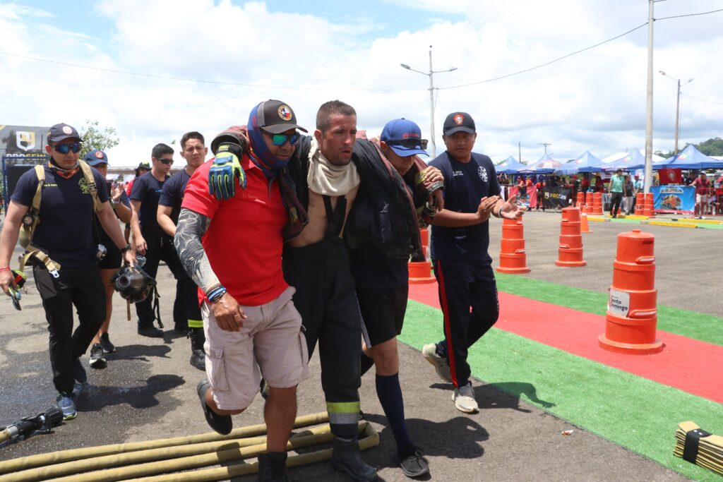 El Grupo de Alto Rendimiento del Cuerpo de Bomberos de Manta participó en la competencia Fire Challenge 2025.