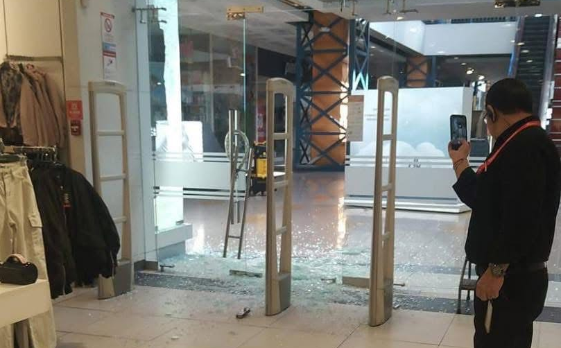 Delincuentes fueron encerrados dentro de un local comercial del Quicentro Sur, en Quito