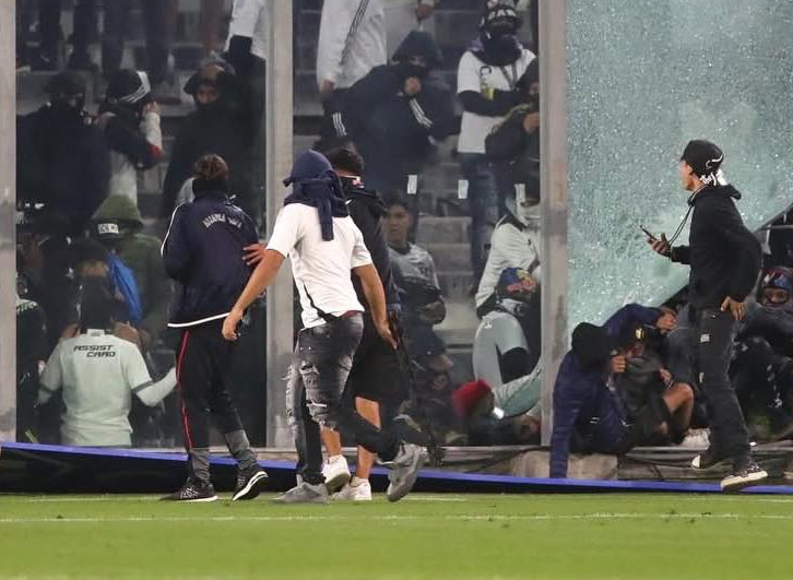 Dos hinchas de Colo Colo murieron este 10 de abril de 2025 en Santiago, Chile, tras una avalancha en un acceso al Estadio Monumental