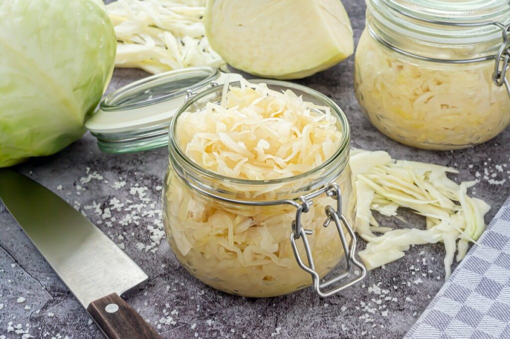 Descubre por qué la col blanca fermentada (chucrut) es el secreto para una digestión perfecta