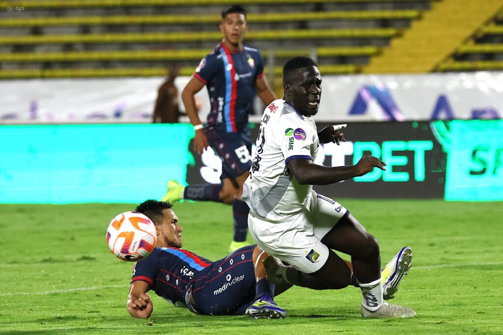 Josué Cuero, jugador de Delfín SC en el partido ante El Nacional.