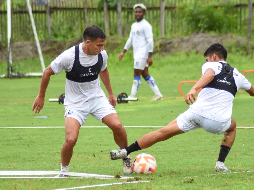 Jugadores de Delfín SC durante un entrenamiento.