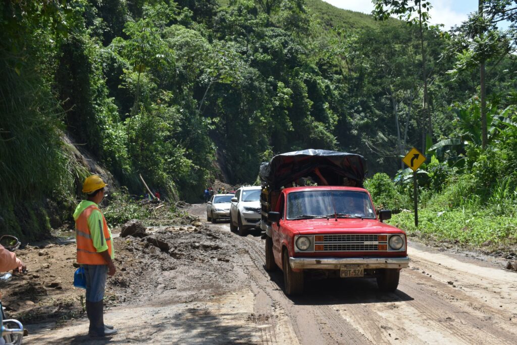 deslizamientos en la vía San Plácido-Pichincha