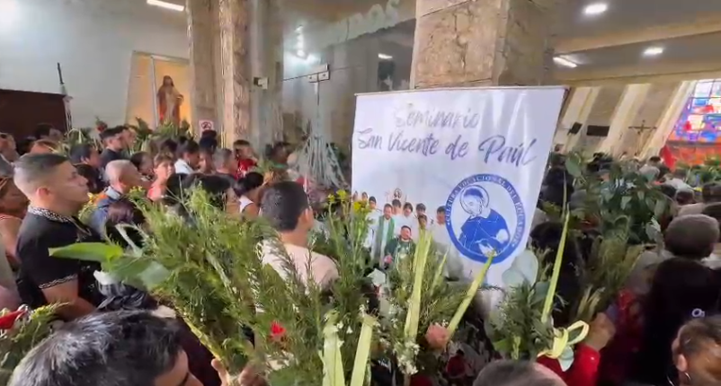 Fieles llenan iglesias de Santo Domingo en el Domingo de Ramos