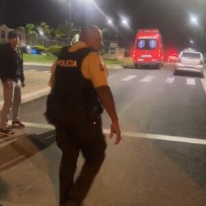 Policías y paramédicos en la urbanización donde se registró la masacre.