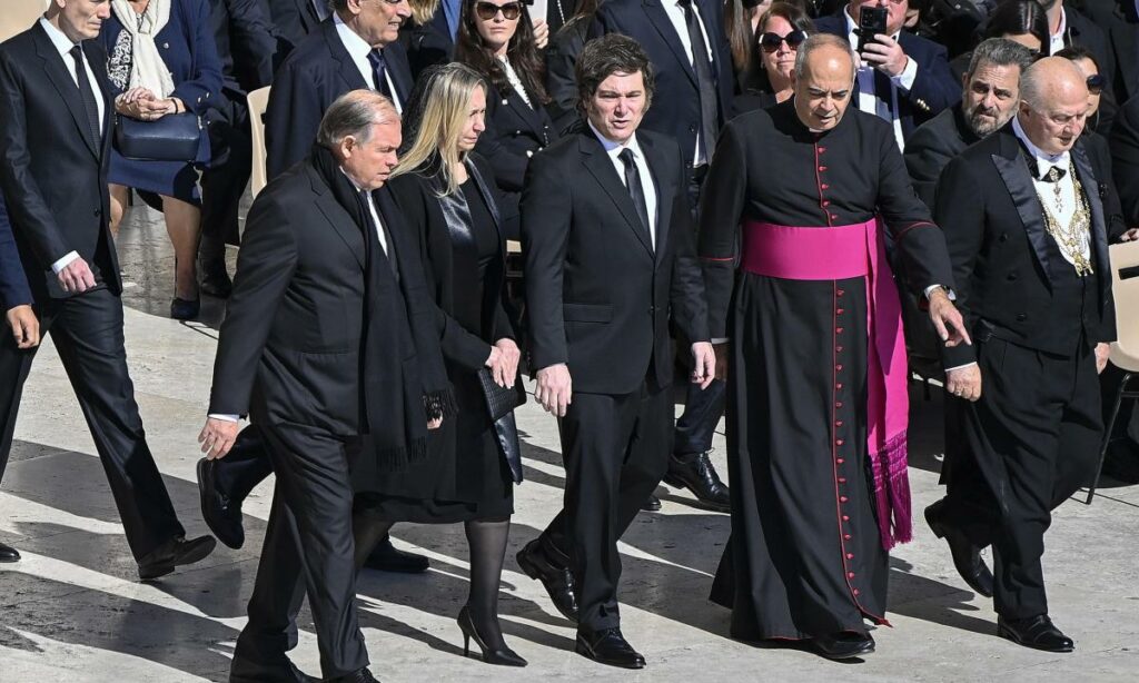 El presidente argentino, Javier Milei, asistió al funeral del Papa Francisco y reconoció errores pasados