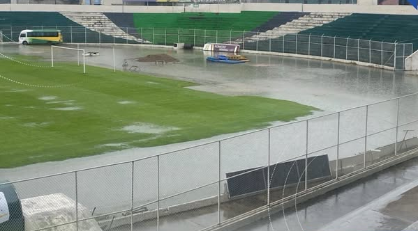 Fuertes lluvias en Machala dejan el Estadio 9 de Mayo en malas condiciones, se espera que para el lunes que juegan Barcelona vs Orense ahí, la situación del campo de juego mejore