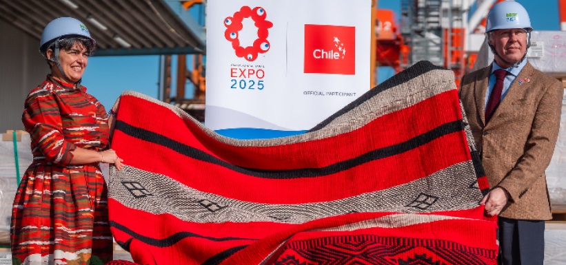 Chile presenta un manto confeccionado por tejedoras mapuches en la Expo de Osaka.