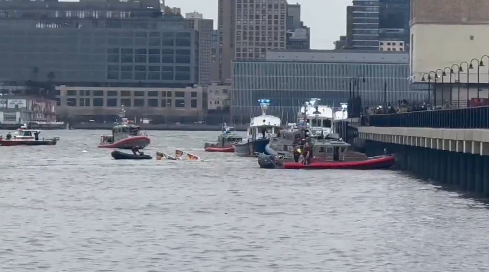 Helicóptero Bell 206 se estrella en el río Hudson cerca del muelle 40 en Nueva York