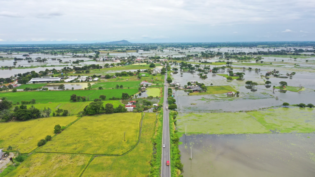 En puntos estratégicos se controla el desfogue de agua del embalse Daule-Peripa Desde Palestina y Santa Lucía para evitar inundaciones.
