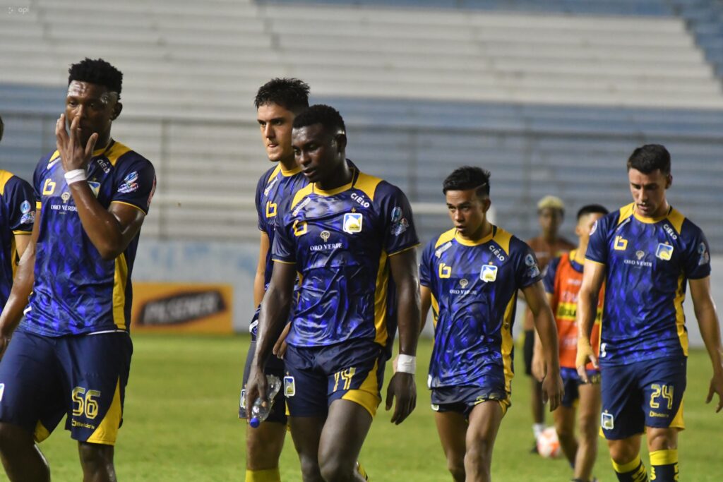 Jugadores de Delfín SC salen tristes tras el empate ante Macará