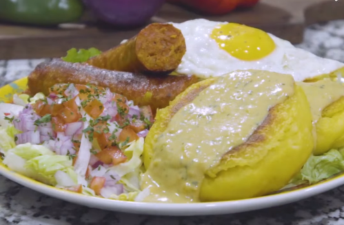Ecuador celebra el llapingacho en el ranking de comida callejera de Taste Atlas