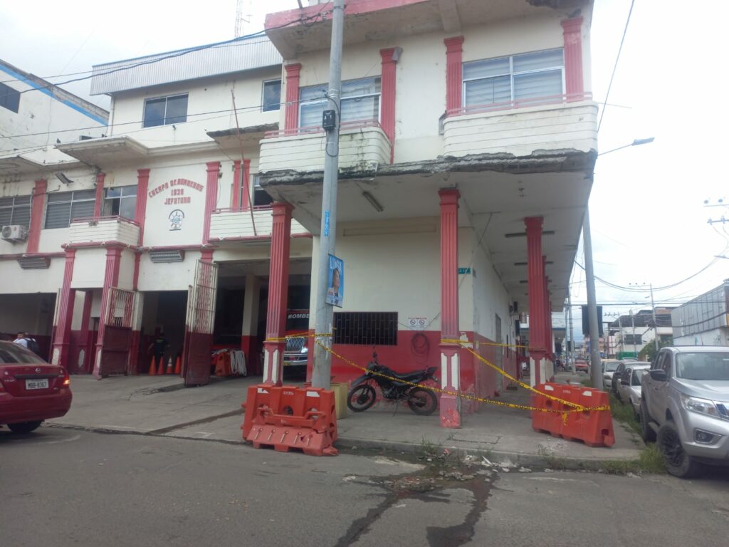 La cinta amarilla de peligro rodea varias columnas que sostienen un área del edificio.