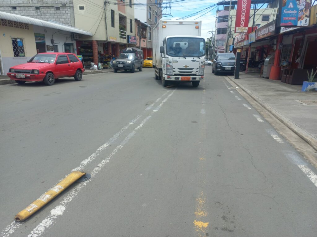 Los camiones que llegan a descargar a los locales se parquean en el espacio de la ciclovía y dañan los separadores de vía.
