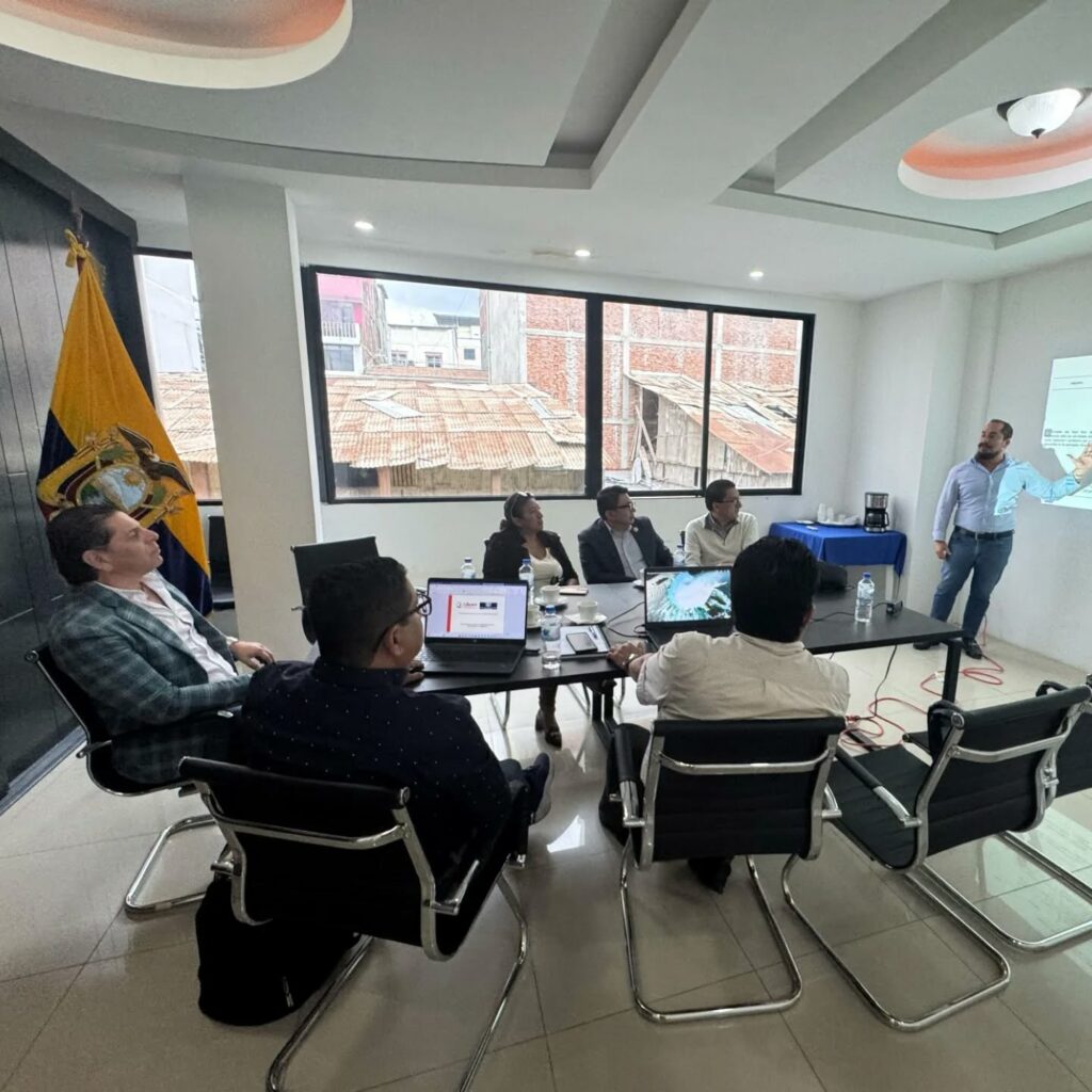 Hugo Vargas, presidente de la Cámara, junto a varios docentes de la Uleam que harán la investigación a favor de las mipymes.