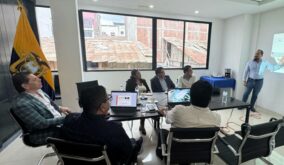 Hugo Vargas, presidente de la Cámara, junto a varios docentes de la Uleam que harán la investigación a favor de las mipymes.