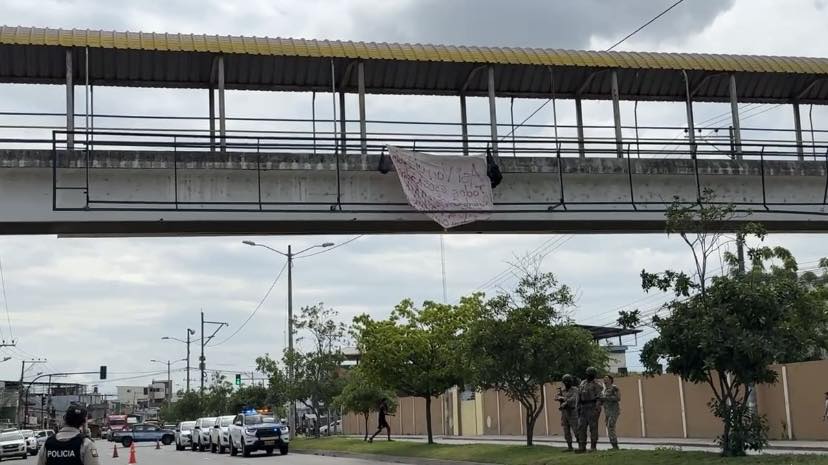 Autoridades investigan hallazgo de restos humanos y mensaje intimidante en puente de Machala