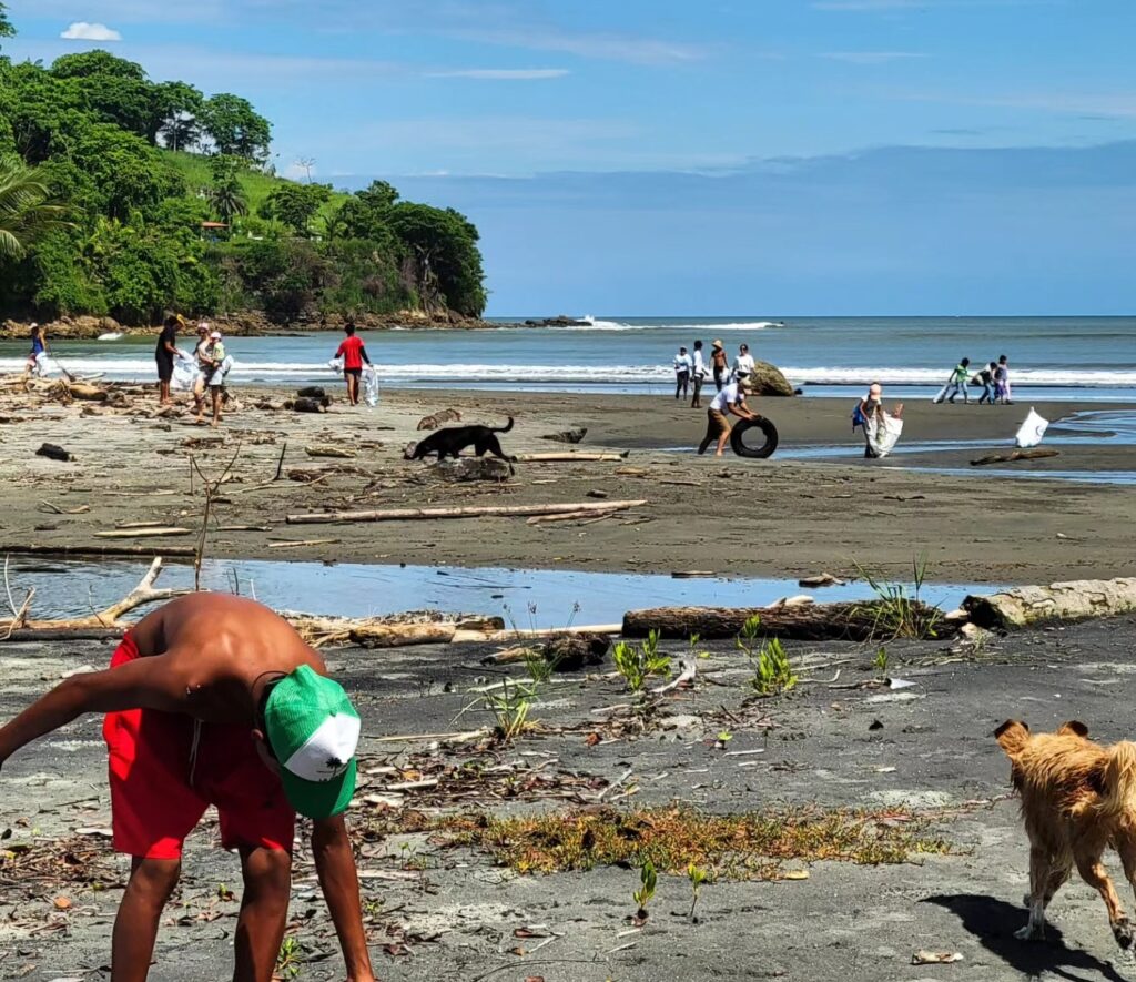 El Club Rotario Manta se une a la Minga Mundial por el Medio Ambiente con limpieza de playas y parques.