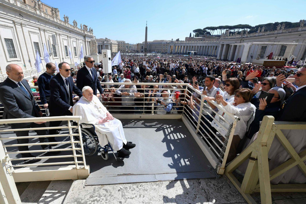 El papa Francisco reapareció en la Plaza De San Pedro para saludar a los fieles.