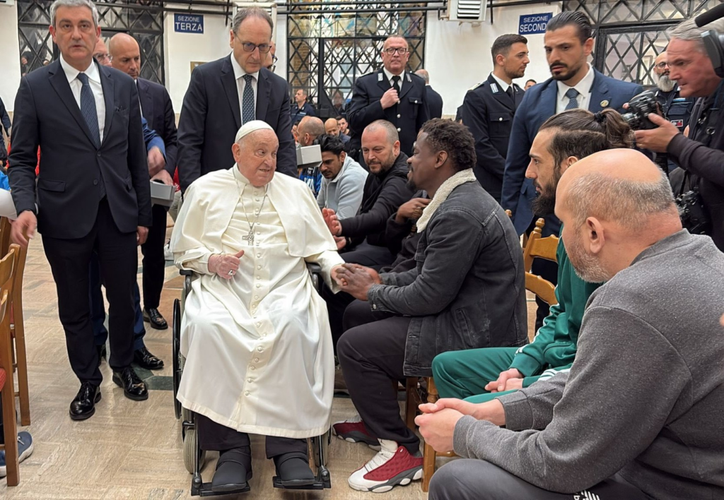 “Rezo por ustedes”: el Papa Francisco visita una cárcel y conmueve con su mensaje