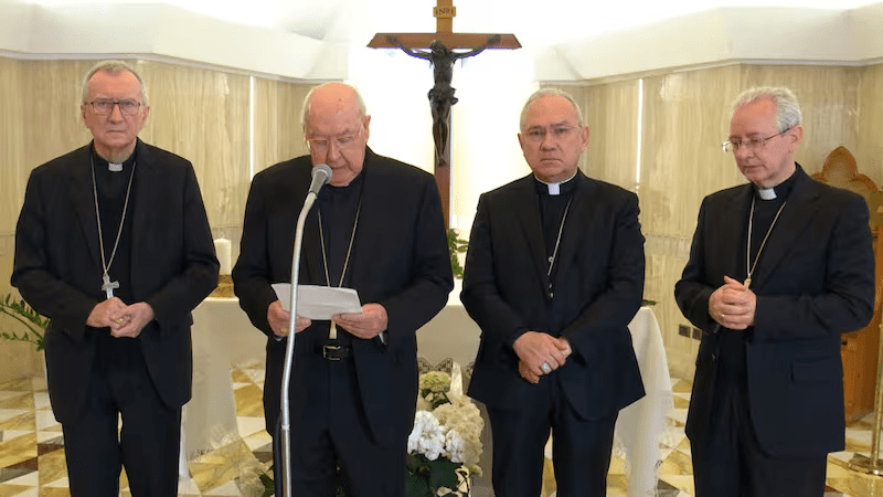 Cardenal Kevin Farrell: nuevo camarlengo tras la muerte del Papa Francisco en el anuncio del deceso