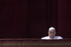 El Papa imparte la bendición 'Urbi et Orbi' y desea "buena Pascua" desde el balcón de la basílica de San Pedro