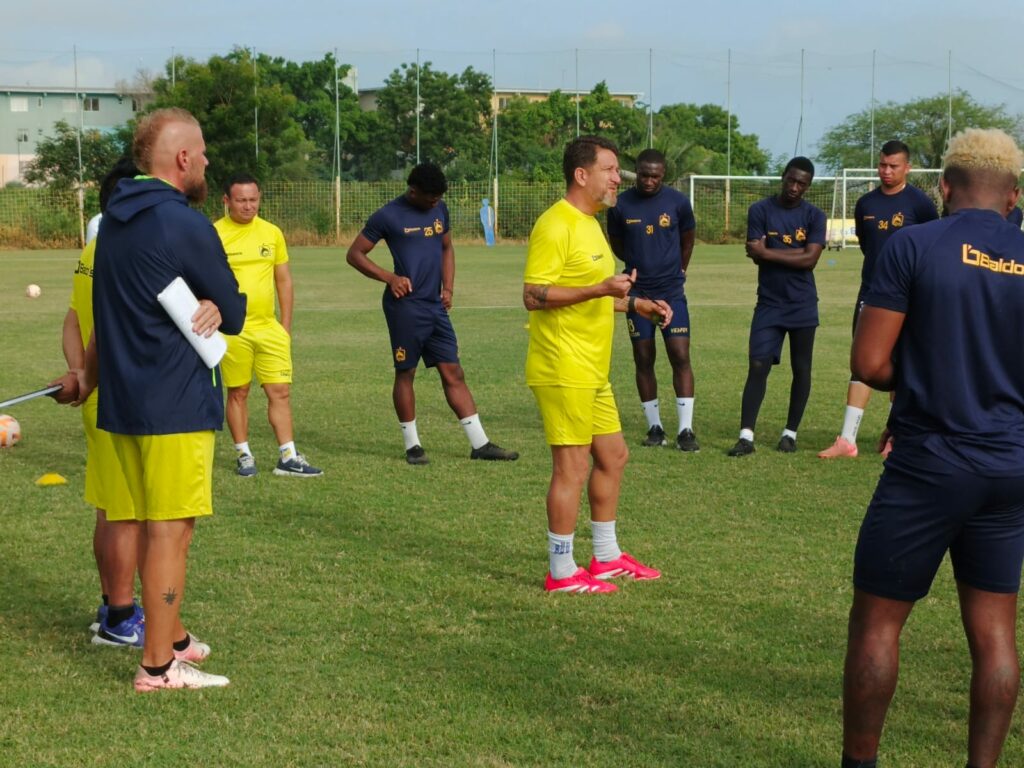 Patricio Urrutia, debutará como entrenador de Delfín SC.