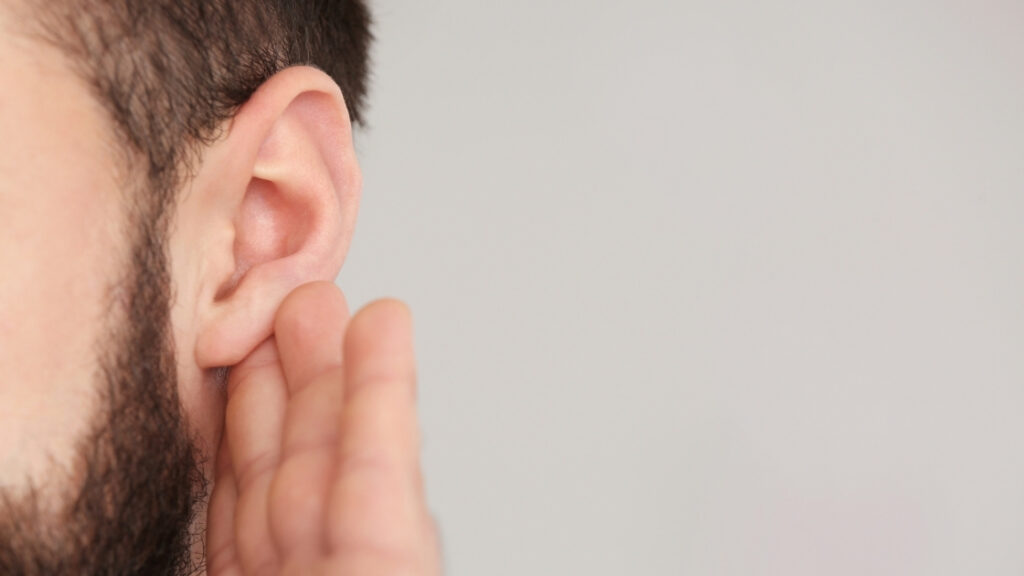 El silencio que alerta: cómo la pérdida auditiva predice riesgos cardíacos