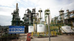 El gobierno enfrenta el desafío de equilibrar la explotación petrolera con las demandas ambientales.