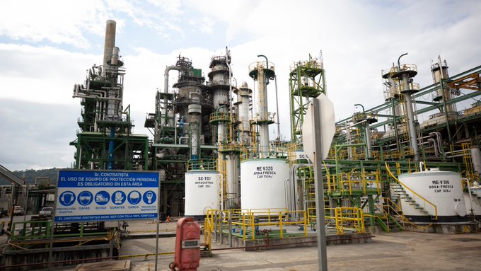 El gobierno enfrenta el desafío de equilibrar la explotación petrolera con las demandas ambientales.