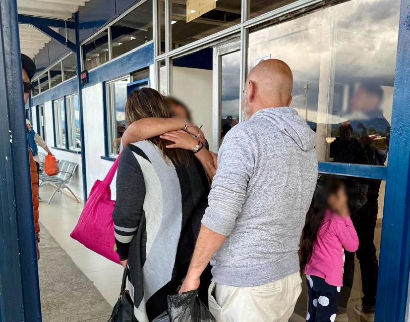 El momento en que la menor se reencuentra con su familia.
