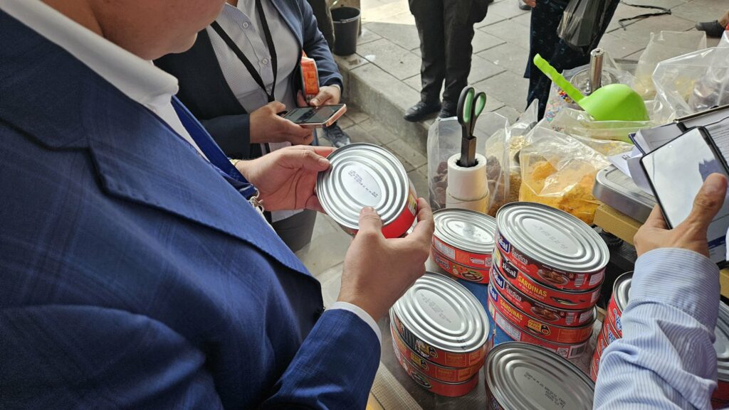Cientos de sardinas falsificadas retiradas de tiendas en medio del operativo