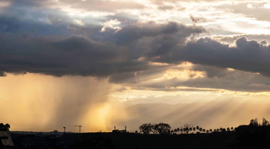 Lluvias y calor extremo marcan la jornada en Ecuador este jueves: conoce el clima en tu ciudad
